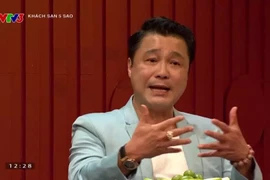 Lý Hùng bật khóc nhớ về thời gian ngủ nhờ nhà dân, ăn mì gói