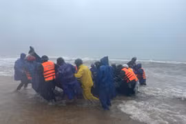 Cứu sống một ngư dân Quảng Trị gặp nạn trên biển