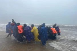 Cứu sống một ngư dân Quảng Trị gặp nạn trên biển