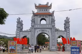 “Biển thủ” tiền công đức ở đền Hoàng Mười: Đình chỉ 2 nhân viên