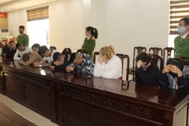 Đột kích quán karaoke, bắt quả tang nhóm nam nữ đang "bay lắc"