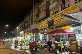 Bán hàng tự phát quanh chợ đầu mối, vì sao khó dẹp?