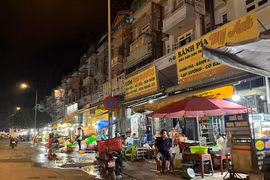 Bán hàng tự phát quanh chợ đầu mối, vì sao khó dẹp?