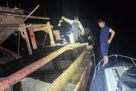 Bắt quả tang thuyền khai thác cát trái phép trên sông Gianh