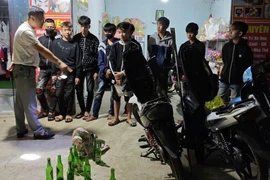 Bắt nóng nhóm 'quái xế' chạy xe lạng lách, đánh võng trên đường 