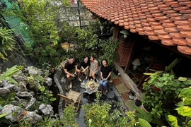 Cải tạo tầng 5 thành nhà gỗ 3 gian xanh giữa lòng Thủ đô