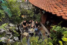 Cải tạo tầng 5 thành nhà gỗ 3 gian xanh giữa lòng Thủ đô