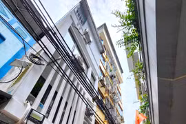 Giữa cơn sốt, tân trang nhà nứt thấm hét giá cao chót vót