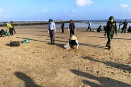 Dầu hắc vón cục xuất hiện đen kịt dọc bờ biển ở Hà Tĩnh