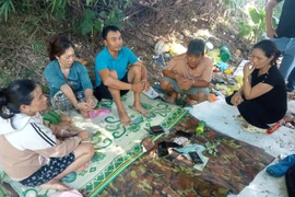 Triệt phá sới bạc trong nghĩa trang tại Quảng Bình