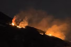 Cháy rừng trong đêm ở Hà Tĩnh, 300 người tham gia dập lửa