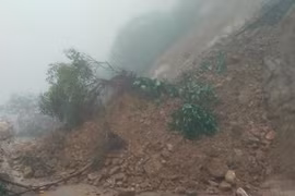 Sạt lở gây tắc nghẽn đường lên Cửa khẩu quốc tế Cầu Treo