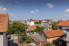 Ngôi nhà nông thôn gạch đỏ, cầu thang trắng xoắn ốc đầy hoa nắng