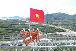 Hình ảnh cờ Tổ quốc tung bay trên đỉnh cột điện 500kV