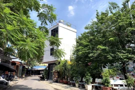 Độc lạ nhà 4 mặt tiền như bùng binh nằm giữa đường Hà Nội