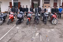 Bắt nhóm côn đồ nhí mang hung khí rượt đánh người đi đường