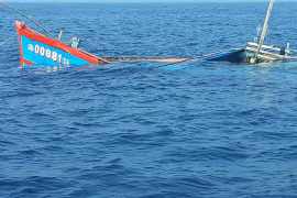 Sóng biển đánh chìm 2 tàu cá, 3 ngư dân mất tích