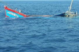 Sóng biển đánh chìm 2 tàu cá, 3 ngư dân mất tích