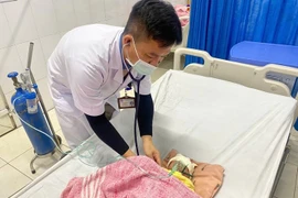 Cả gia đình bị ngộ độc khí CO2 vì đốt than sưởi ấm trong phòng kín