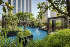 Cải tạo khách sạn cũ thành khu nghỉ dưỡng xanh mát giữa đô thị 