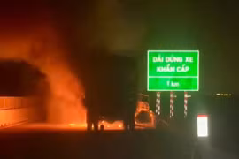 Bình Thuận: Xe tải bất ngờ bốc cháy trên cao tốc Vĩnh Hảo - Phan Thiết