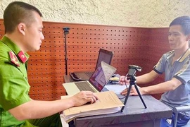 Bắt đối tượng lắp camera quay lén hình ảnh nhạy cảm để tống tiền