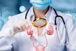 Đi tiểu quá nhiều, người phụ nữ phải đi xe máy tới bệnh viện