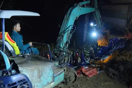 Hàng trăm người xuyên đêm gia cố chân đê ở Thanh Hóa