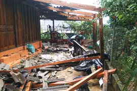 Lốc xoáy khiến hàng chục ngôi nhà ở Nghệ An bị tốc mái