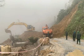 Đường lên Cửa khẩu Quốc tế Cầu Treo bị sạt lở, giao thông tê liệt