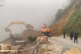 Đường lên Cửa khẩu Quốc tế Cầu Treo bị sạt lở, giao thông tê liệt