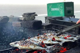 Cá nướng Hộ Độ, món quà quê hút khách ngày Tết