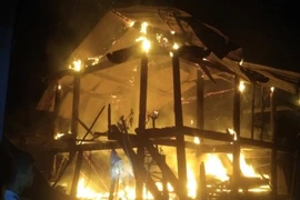 Bà hoả thiêu rụi 2 căn nhà gỗ ở huyện miền núi Nghệ An