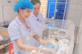 Hà Tĩnh: Phát hiện bé trai sơ sinh bị bỏ rơi bên bờ ruộng