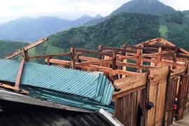 Nhà dân ở huyện miền núi Thanh Hóa bị tốc mái do giông lốc