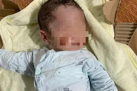 Xót xa bé sơ sinh bị bỏ rơi gần trường học ở Nghệ An