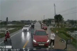 Xử phạt tài xế xe Mercedes dừng giữa đường ngược chiều ở Hà Tĩnh