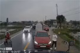 Xử phạt tài xế xe Mercedes dừng giữa đường ngược chiều ở Hà Tĩnh