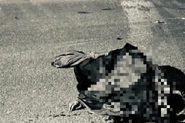 Đâm vào ô tô đỗ bên đường, 2 bố con tử vong thương tâm