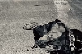 Đâm vào ô tô đỗ bên đường, 2 bố con tử vong thương tâm