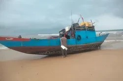 Phát hiện “tàu lạ” trôi dạt vào bờ biển