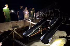 Quảng Bình: Bắt quả tang tàu vỏ sắt hút trộm cát trên sông Gianh