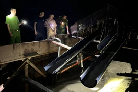 Quảng Bình: Bắt quả tang tàu vỏ sắt hút trộm cát trên sông Gianh