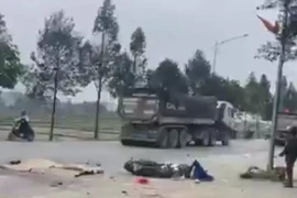 Va chạm với xe tải hạng nặng, 2 mẹ con tử vong tại chỗ