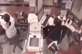 Tên cướp hung tợn mang dao, vật liệu nổ… đi cướp ngân hàng