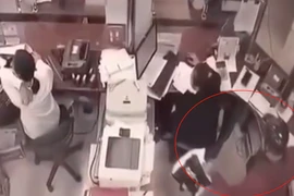 Tên cướp hung tợn mang dao, vật liệu nổ… đi cướp ngân hàng