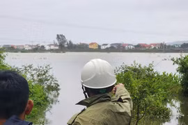 Quảng Bình: Người đàn ông bị nước lũ cuốn trôi khi đi thả lưới