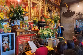 Dòng người chen chân đi lễ đền Chợ Củi