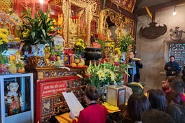 Dòng người chen chân đi lễ đền Chợ Củi