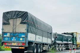 Hà Tĩnh: Xe tải đâm vào đuôi xe đầu kéo, 2 người thương vong